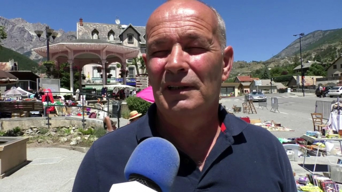 Hautes-Alpes : le vide-grenier convivial des anciens du pays des Ecrins à l'Argentière-la-Bessée