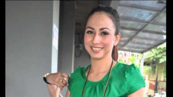 Artis wanita yang menjaga kecantikan saat hamil