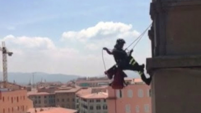 Livorno - Sale sul campanile e minaccia di buttarsi, salvato (16.06.17)