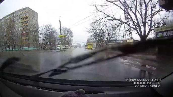 2 Cars 1 Truck    DASH CAM ACCIDENT in Russia