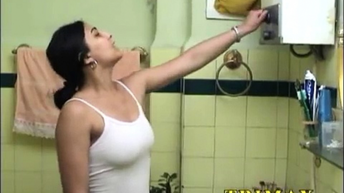 arabic girl in bathroom.--Hd