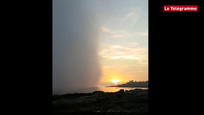 Ploemeur (56). Impressionnante brume de mer au coucher du soleil