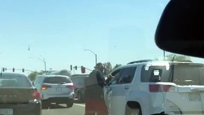 Un joli road rage à coup de poing et de matraque