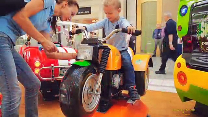 Lindo chico paseos Niños coches en compras centro comercial divertido Niños coche paseos Niños vídeos máximo jugando segundo