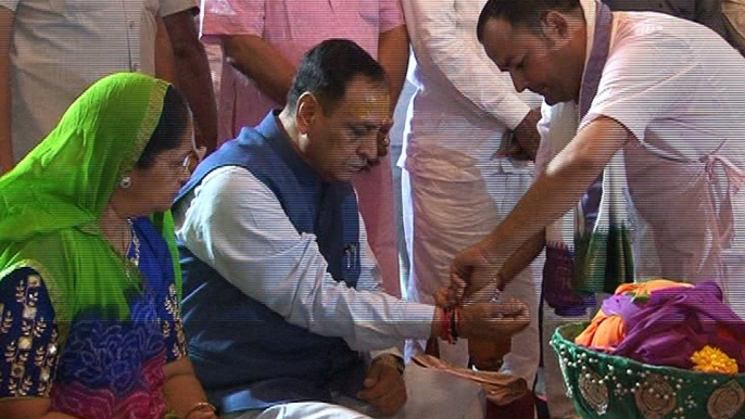 VIJAY RUPANI VISITED DEVBHUMI DWARKA AND OFFERS PRAYERS AT DWARKADHISH TEMPLE