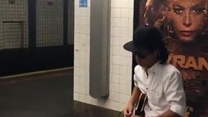 Un talent incroyable découvert dans le métro à New York. Un homme avec une voix MAGNIFIQUE !