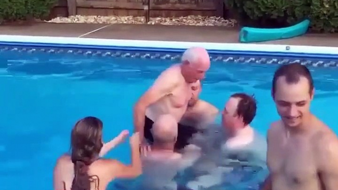 Ce papy adore faire des backflips dans la piscine... Trop marrant