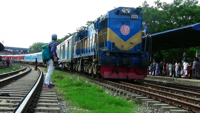 Dhaka kolkata Dhaka Maitree Express Train passing through Dhaka Airport Railway Station / India Bangladesh Train Service