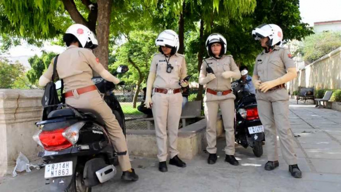 Inde : Des policières patrouillent à moto pour protéger les femmes