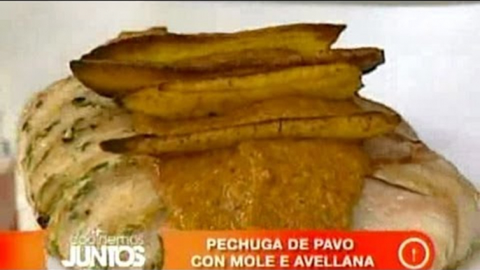 Cocinemos Juntos. Pechuga de pavo con mole de avellana