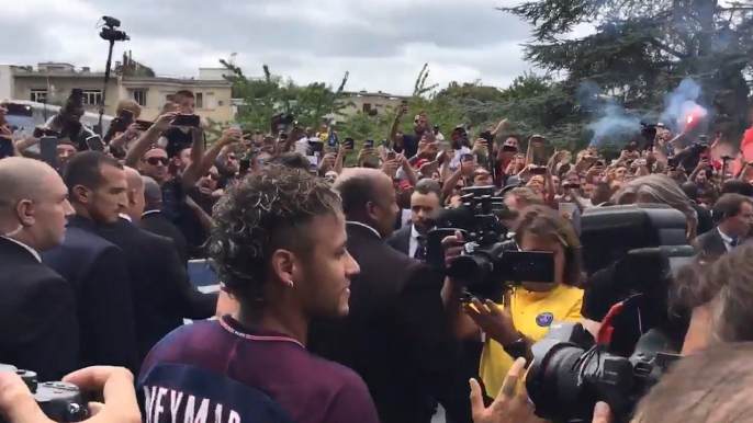 Le bain de foule de Neymar à la sortie du Parc des Princes