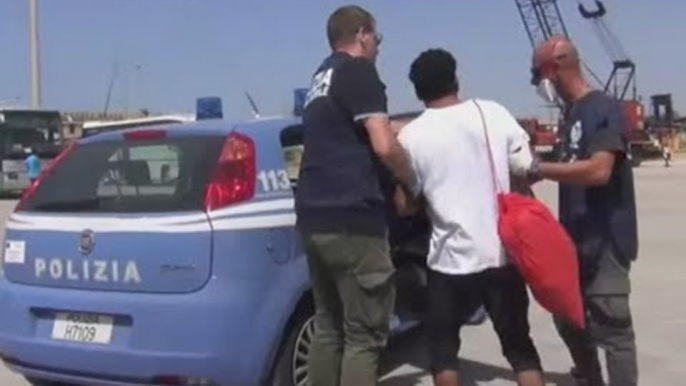 Pozzallo (RG) - Sbarcano 426 migranti, arrestati tre scafisti (26.07.17)