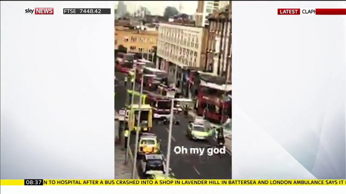 Un bus à deux étages s’est encastré dans un magasin à Clapham, au sud-ouest de Londres. Deux passagers sont coincés