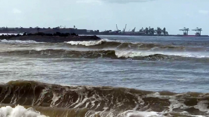 Internauta registra ondas e agitação no mar de Camburi, em Vitória