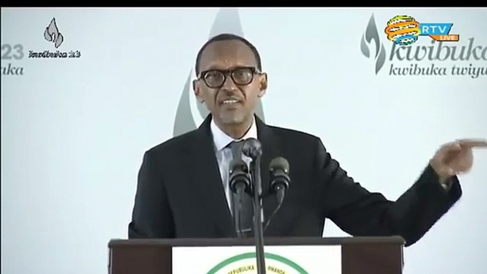 Kwibuka 23: Reba aho Paul Kagame yiyambura ya ngofero ya NDUMUNYARWANDA akambara iya NDUMU