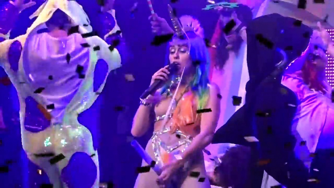 Schräge Outfits: Miley Cyrus war lange dauerbekifft!