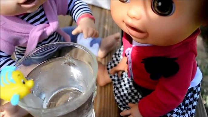 Un et un à un un à vivant comme bébé changements dans sirène partie la natation deux ariel