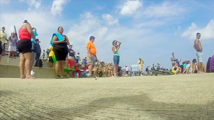 Enorme surprise : un avion en rase-motte passe le mur du son au-dessus de ces Touristes !