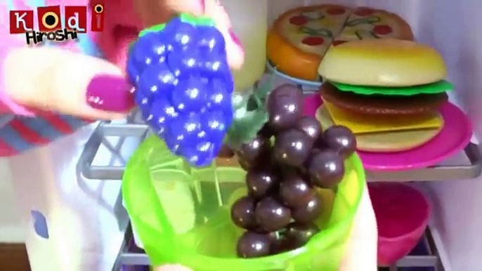 O QUE TEM NA MINHA GELADEIRA DE BRINQUEDO NOVAS COMIDINHAS PARA BONECAS NA COZINHA DE BRIN