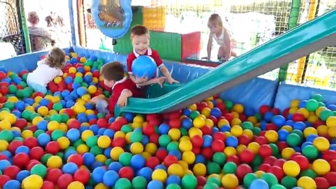 Apprendre les couleurs pour enfants enfants les tout-petits Cour de récréation balle fosse Voir létablissement pour enfants apprentissage à