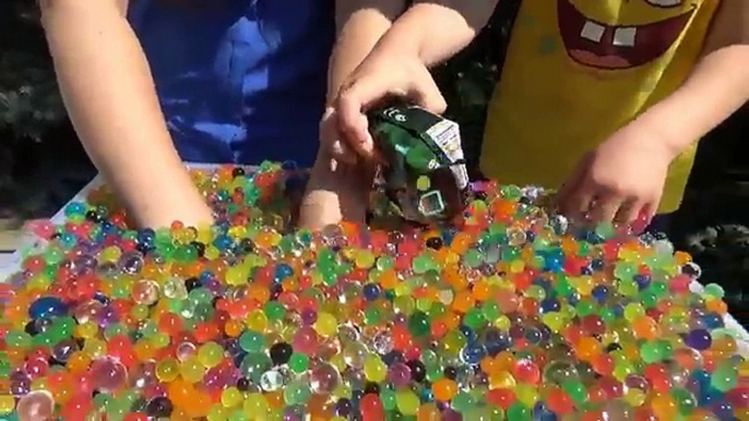 Défi jouets dans jouets avec Les surprises de piscine colorées boules surpris Orbiz