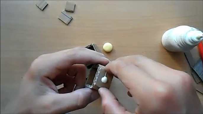 Fabricación de dulces máquina de cartón con sus manos