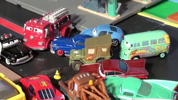 Coches taza relámpago pistón radiador salida muelles Disney pixar mater mcqueen doc