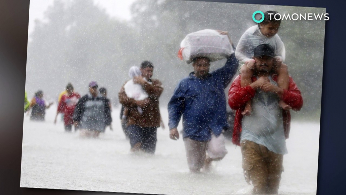 Huracán Harvey: Conductores forman cadena humana para sacar un hombre de una inundación - TomoNews