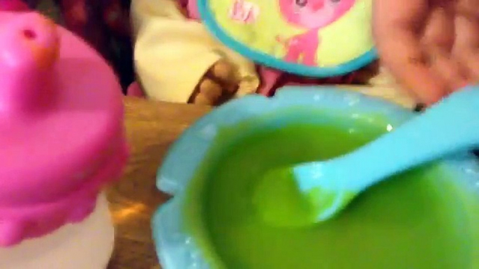 Bébé vivant apprend à pot poupée alimentation et pot entraînement avec