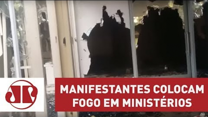 Manifestantes colocam fogo em ministérios; veja | Jovem Pan Notícias