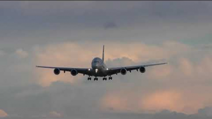 Passenger Aircraft Battles Strong Crosswinds While Landing at Melbourne Airport