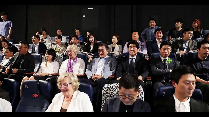 사전공지 없이 시민들과 함께 택시운전사 본 문재인 대통령(+송강호.유해진.故 힌츠페터씨 부인)