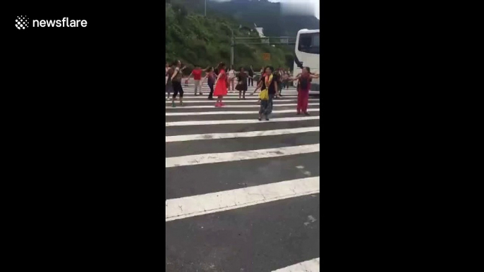 Chinese tourists turn motorway into dancefloor