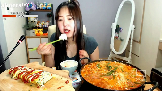 통통한 계란말이랑 햄 잔뜩넣은 부대찌개에 라면사리 먹방 mukbang 볼빨간효닝 20170528