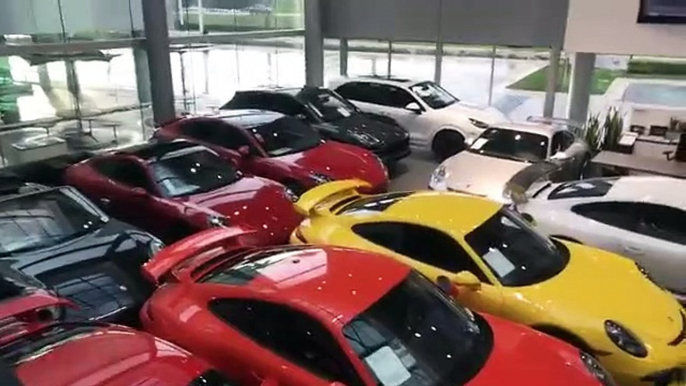 Ce concessionnaire Porsche à rentré toutes ses voiture pour l'arrivée d'Irma !