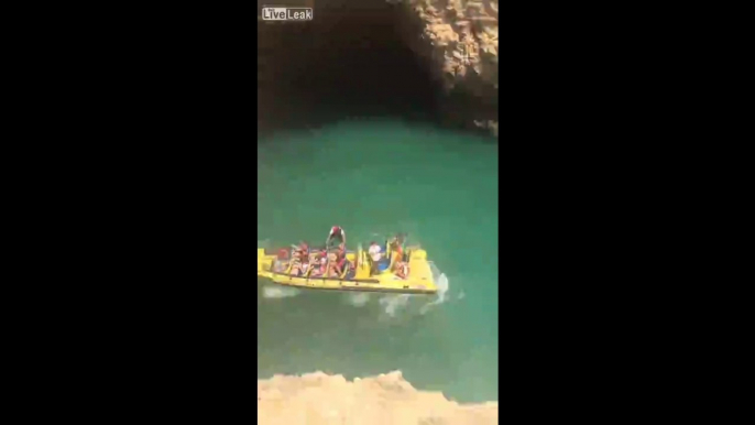 Gros ratage lors d'un saut d'une falaise.. il atterrit sur un bateau de touristes !