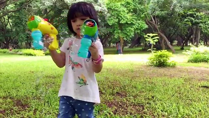 Soufflage bulles voiture poupée gelé géant enfant à lextérieur en jouant équitation avec elsa ryan toysreview