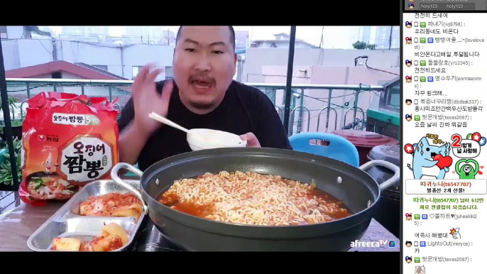 비 올땐 야외에서 라면이지~ [오징어 짬뽕] 3개 요리&먹방!! [흥삼] in 옥탑방 (17.7.7) Cook&Mukbang