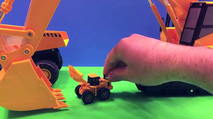 Un et un à un un à par par saleté déverser fouilleur charges puissant se déplace un camion roues avec bulldozer disneytoysr