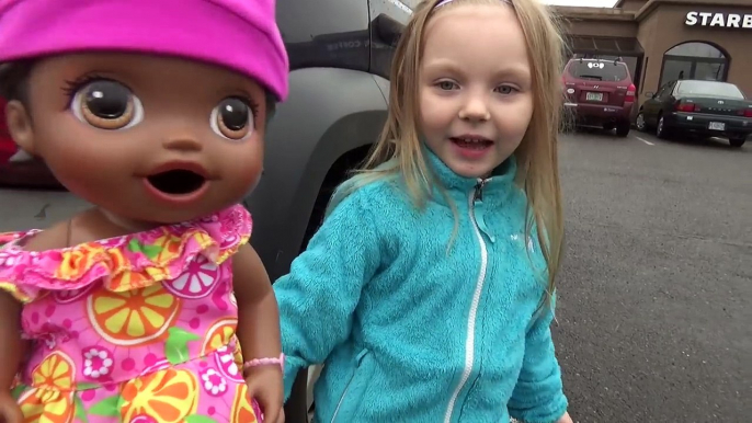 BABY ALIVE goes to STARBUCKS! The Lilly and Mommy Show! The Toytastic Sisters