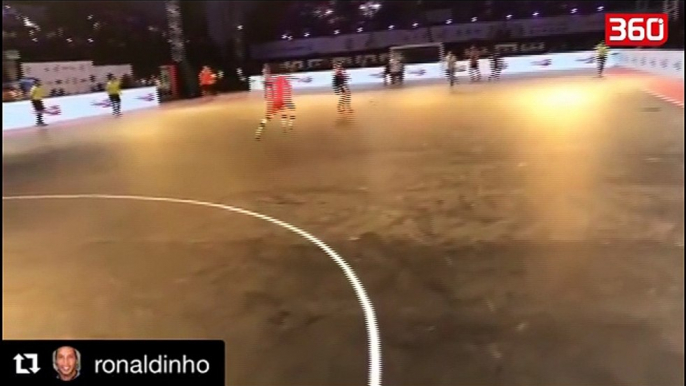 Topin mes kembeve dhe gol pa pare porten, Ronaldinho nuk e ka humbur magjine e tij (360video)