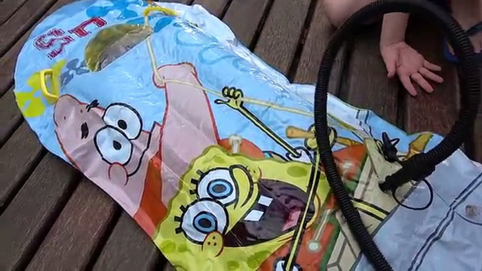 PAULINHO E TOQUINHO BRINCANDO NA PISCINA com BOB ESPONJA INFLÁVEL DE BRINQUEDO Para Crianças