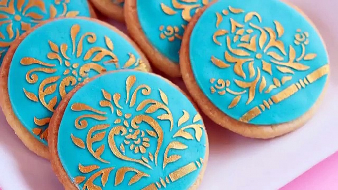 easy cookie decorating using stencil and chocolate ganache