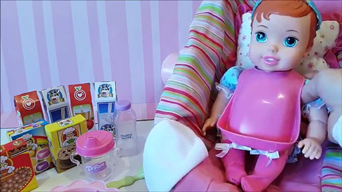 Bebé de juguete: La bebé muñeca Ariel come y duerme con los juguetes de bebés