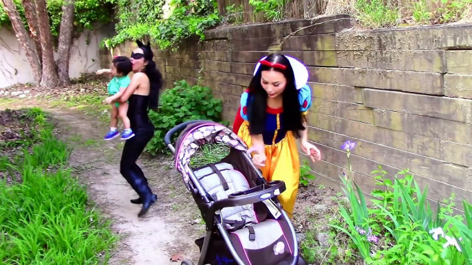 Spiderman Arrested! Catwoman & Snow White vs Spiderman Superheroes in real life