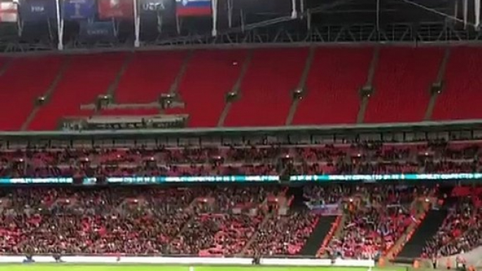 Atterrissage d'un avion en papier dans un but du stade de Wembley