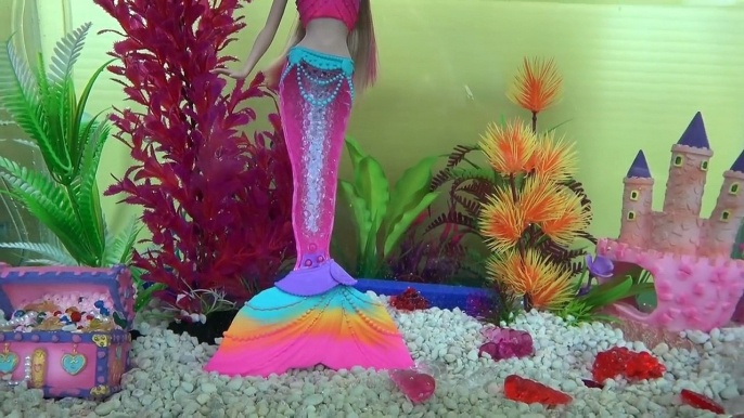 Underwater Fish Tank Play! Elsa & Anna toddlers play in Aquarium with Barbie the Mermaid !