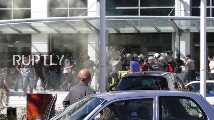 Greece: Students and police clash over new law threatening free university book distribution