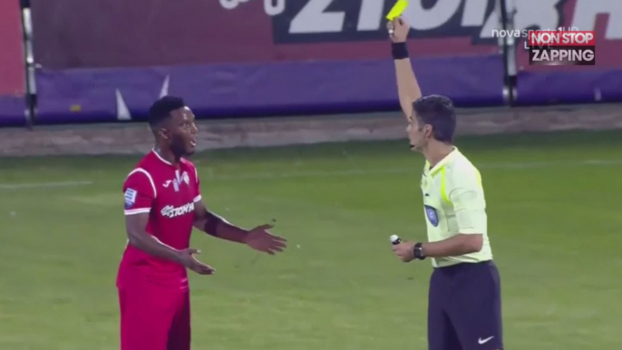 Football : Un joueur fait une blague à l’arbitre et se prend un carton jaune (Vidéo)