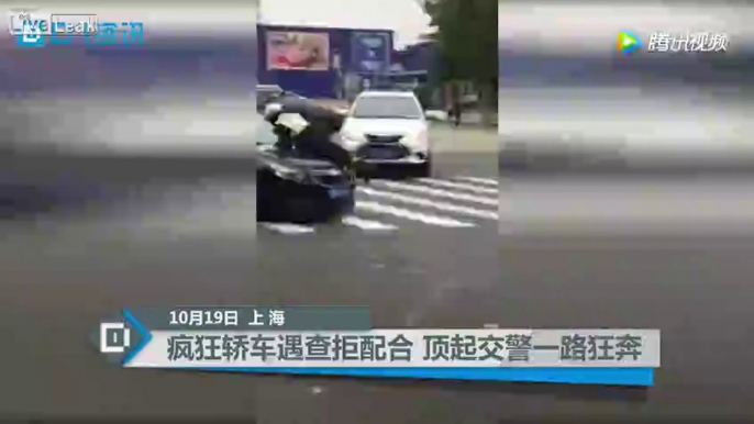 Ce policier prend son métier à coeur : allongé sur le capot avant d'une voiture en marche en Chine !